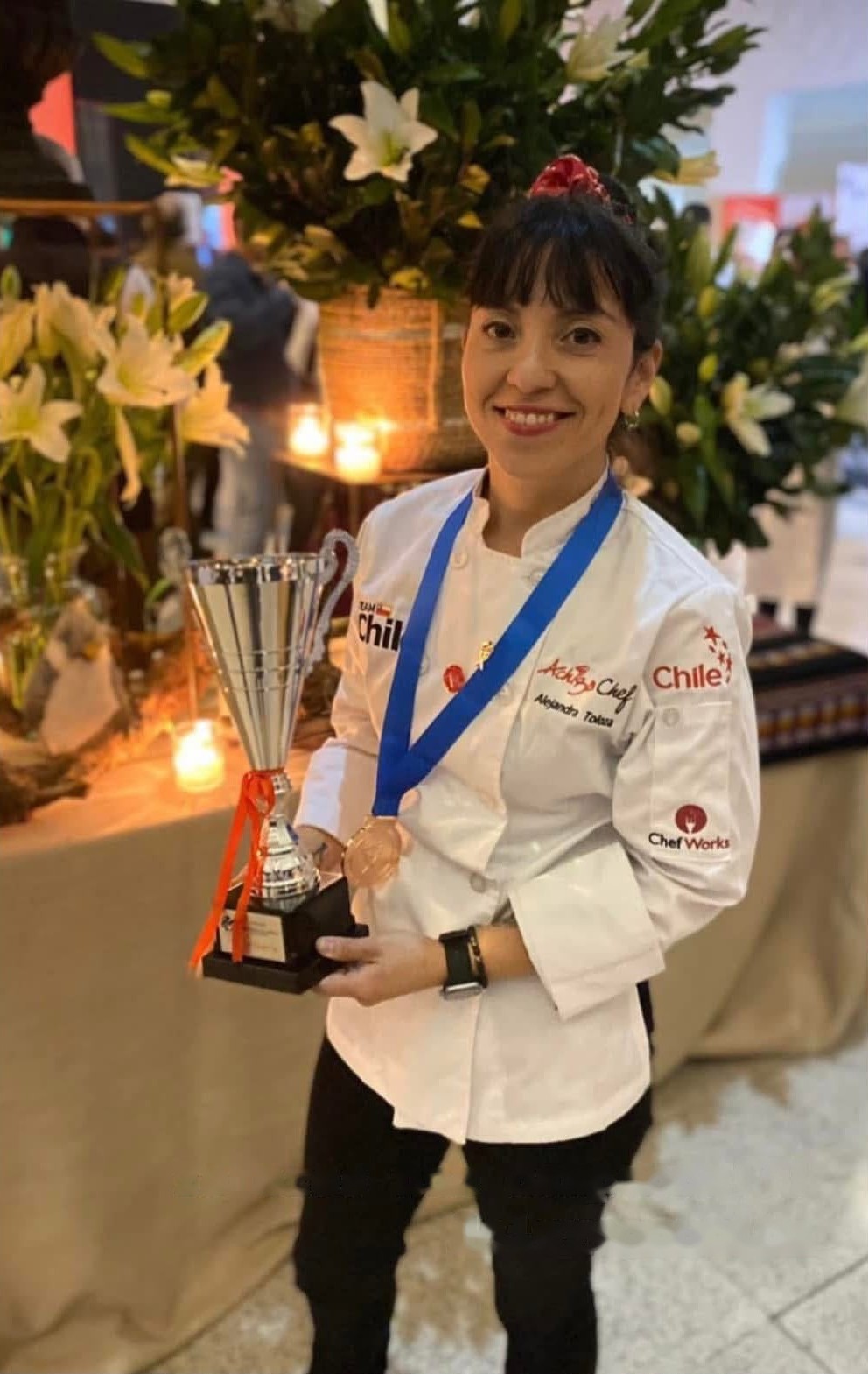 Alejandra Toloza recibiendo un premio en competencia gastronómica